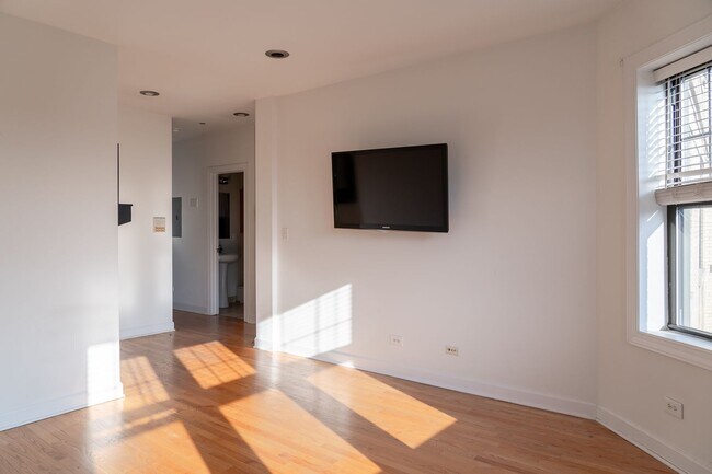 Photo - North Lincoln Square - 2 Bed / 1 Bath - In Unit Laundry Unit 2508-3