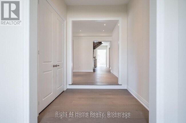 Photo - 94 Smokey Holw Pl