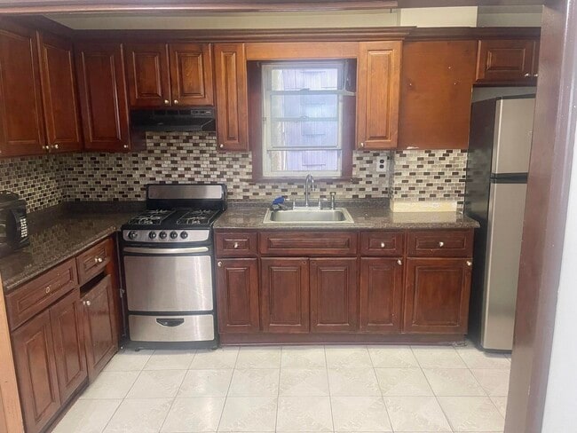 Building Photo - 200 Hutton St Unit 1