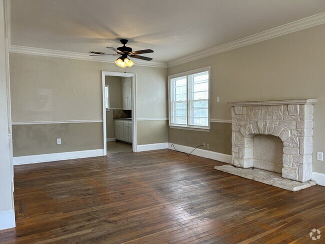 Building Photo - Heart of  Lubbock Delight: 2 Bedrooms, Bre... Rental