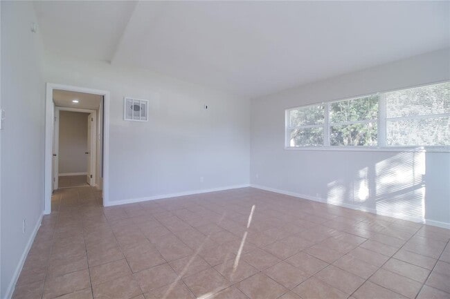 Photo - 11623 Cameron St