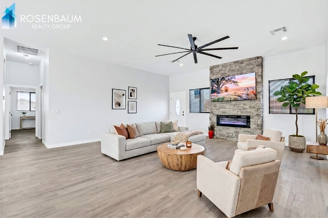 Photo - 10153 W Wenden Dr
