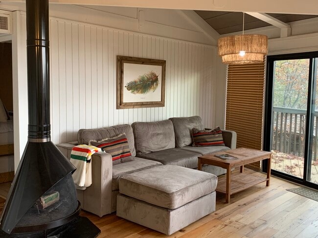 Building Photo - 149 Treetop Knl Dr