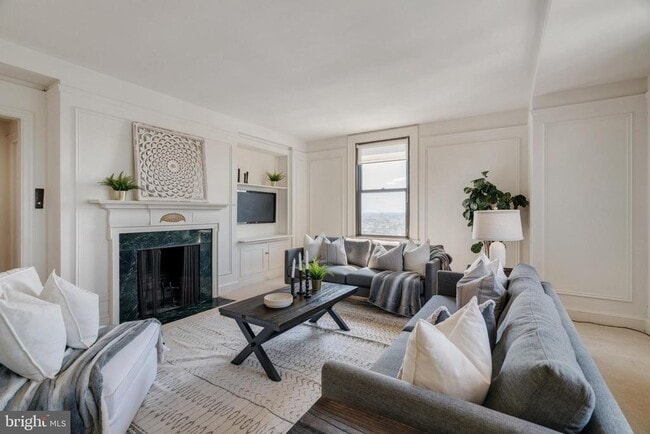 Building Photo - 2031 Locust St Unit 1701