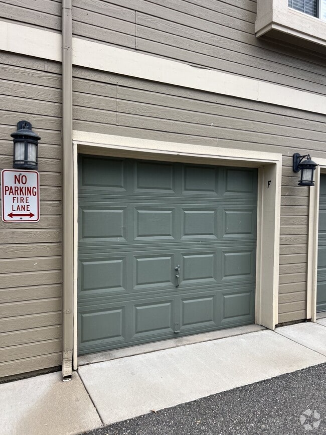 Building Photo - Beautiful Condo in Steeplchase! Unit F