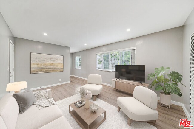 Building Photo - 252 S New Hampshire Ave Unit 4