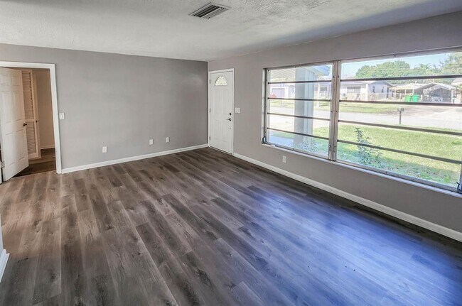 Photo - 995 Barclay Dr