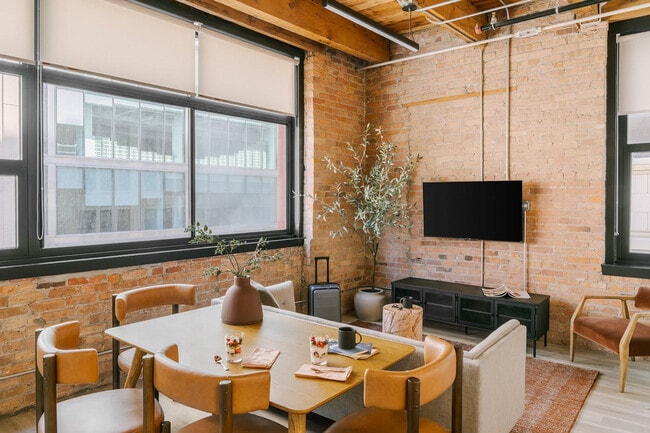 Building Photo - 555 W Jackson Blvd