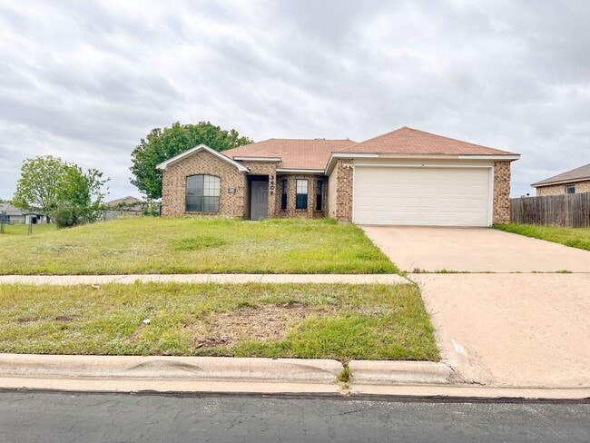 Building Photo - Available NOW This charming 1 story, 3 bedroom, 2 bath house could be your next home! Beautiful w...