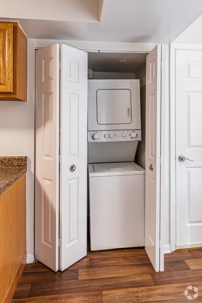 2BR, 2BA - 928SF