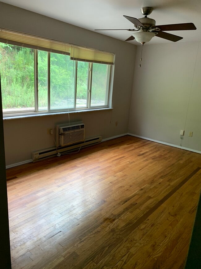 558-566 1Br - Living