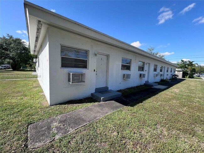 Building Photo - 1995 NE 167th St Unit 1