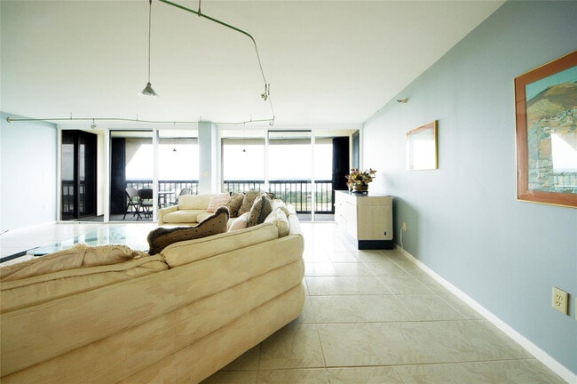 Photo - 2480 Presidential Way Unidad 1903