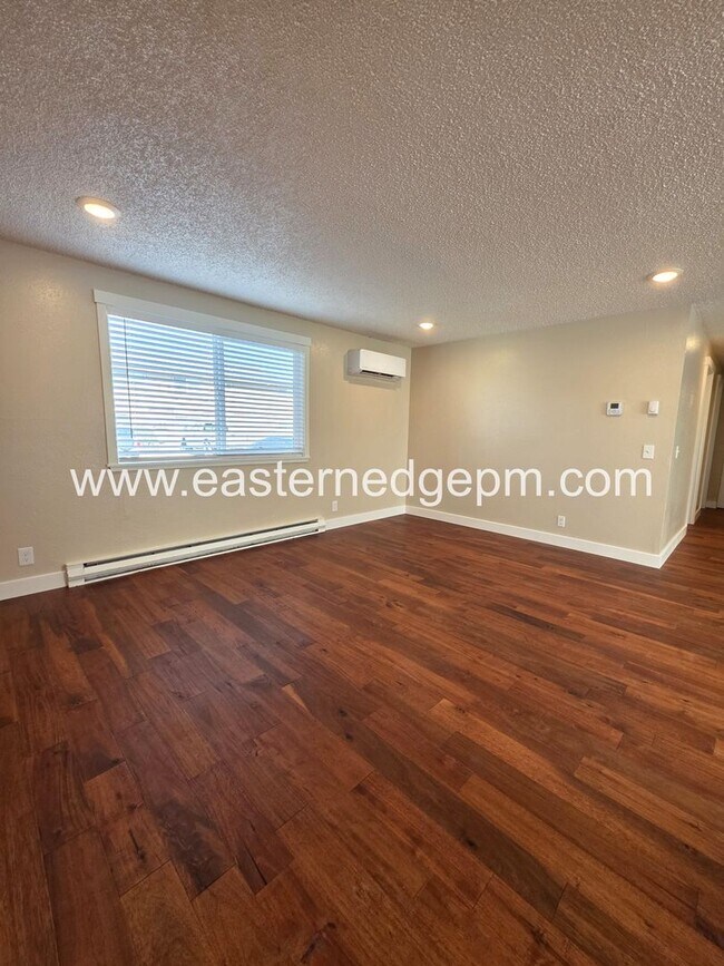 Photo - Remodeled 3 Bedroom Apartment Home Unidad # 08