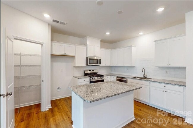 Photo - 2752 Yeager Dr NW