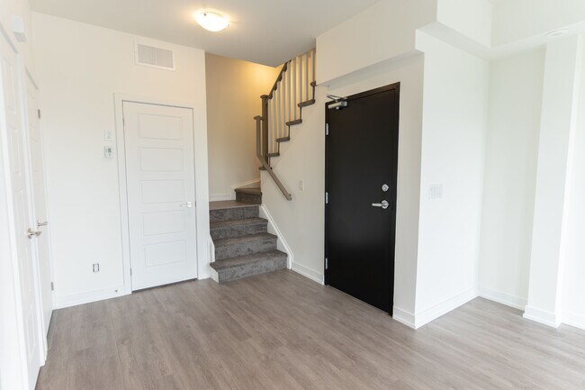 Photo - 851-851 Sheppard Ave W