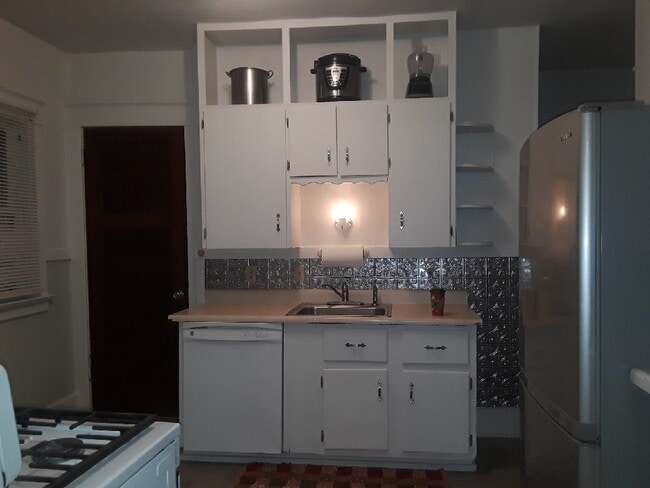 Photo - 630 E 6th St Unidad 2nd flr