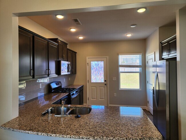 Photo - 4 Bedroom For rent