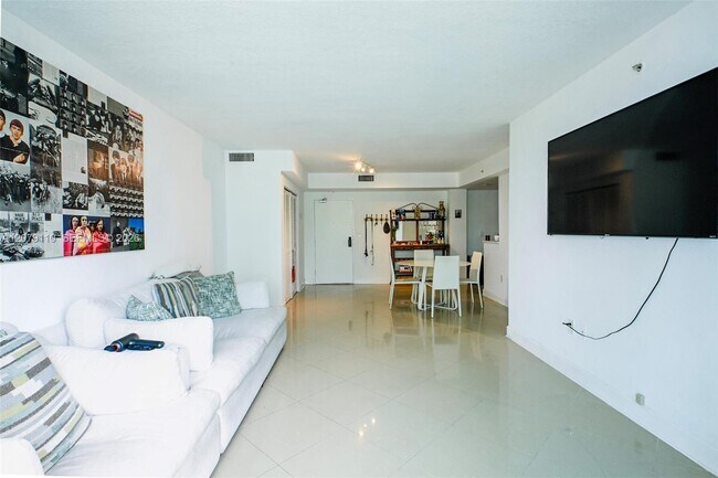 7501 E Treasure Dr Unit 1H