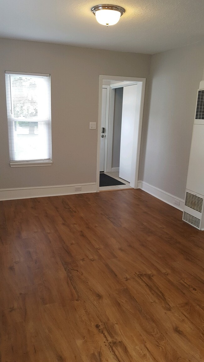 Sala de estar frente a la entrada. - 133 Muir Rd