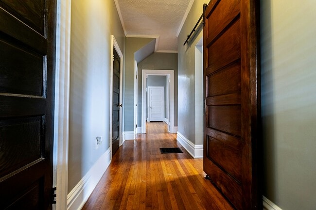 Photo - 654 6th Ave