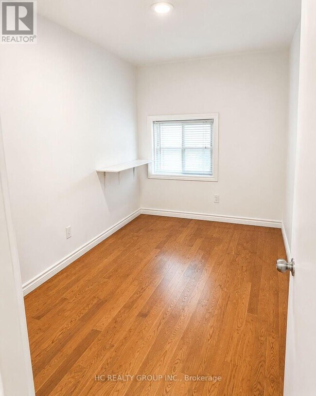 Photo - 562 Bathurst St