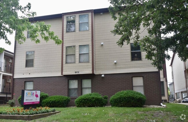 Building Photo - 903 S Locust Rental