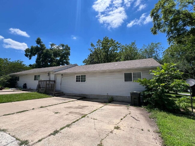 Building Photo - 3 Bedroom Duplex in Hollister