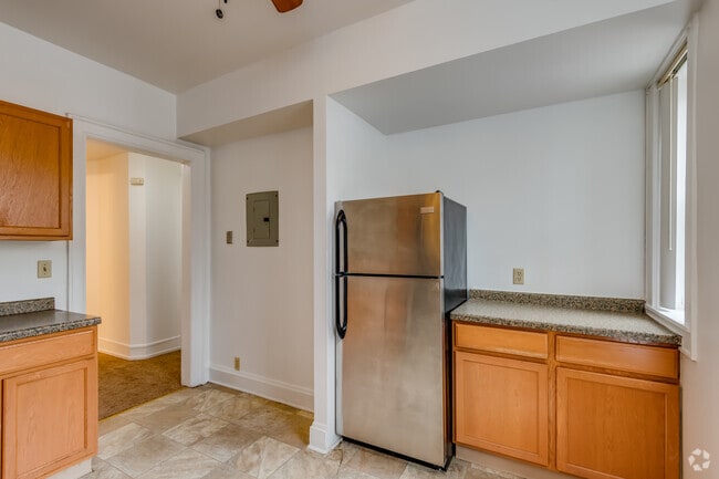 3 BR, 1 BA - 1,100SF