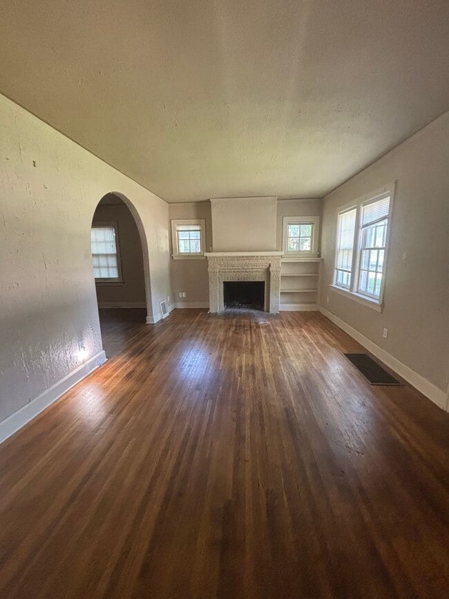 Photo - 3 Bedroom, 3 Bathroom Home Available  2-Car Garage & Spacious Living Near WSU.