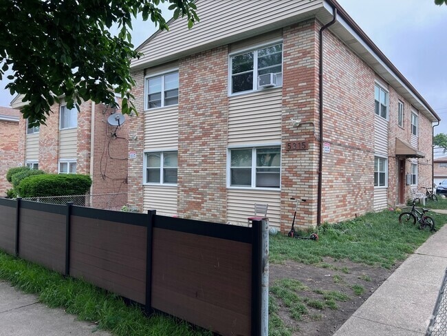 Building Photo - 5315 S 73rd Ct Unit 4 Rental