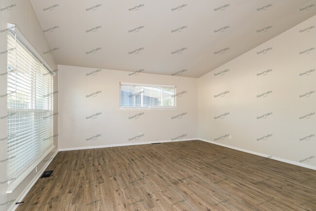 Photo - 380 Moule Dr