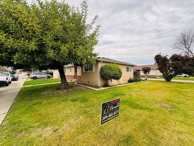 Photo - Southside Corner Lot 3 Bedroom, 2 Bath Home For Rent