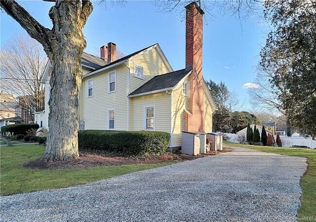 Photo - 635 Stratfield Rd House