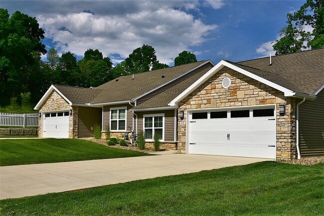 Building Photo - Redwood Cuyahoga Falls West Bath Road Rental