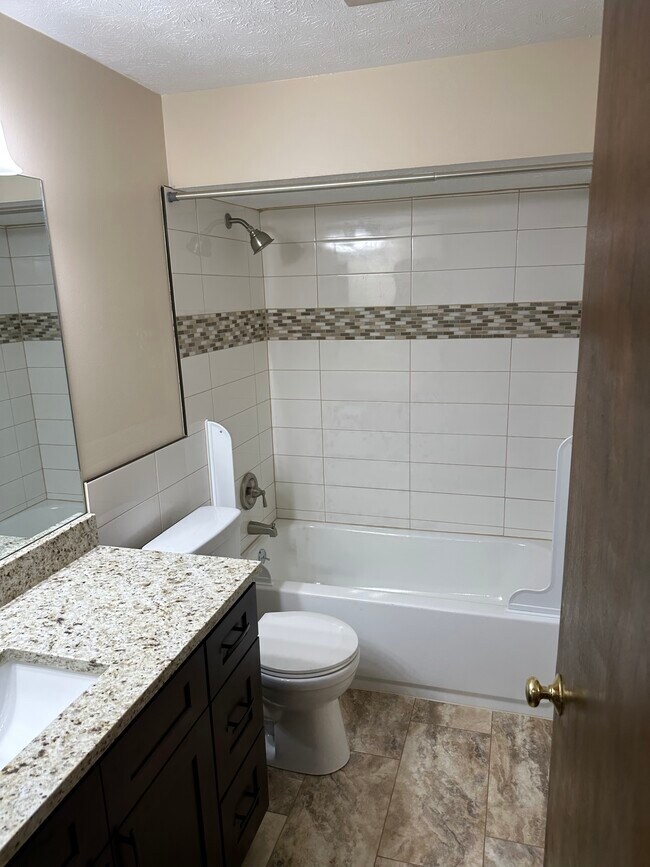 Full bath - 3202 Cedar Grove Pl S