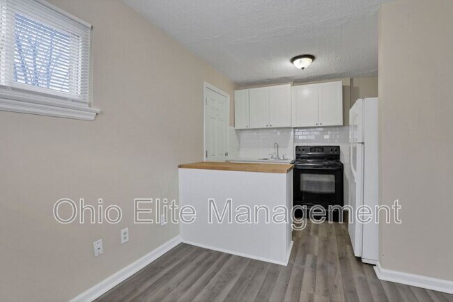 Photo - 898 Racine Ave