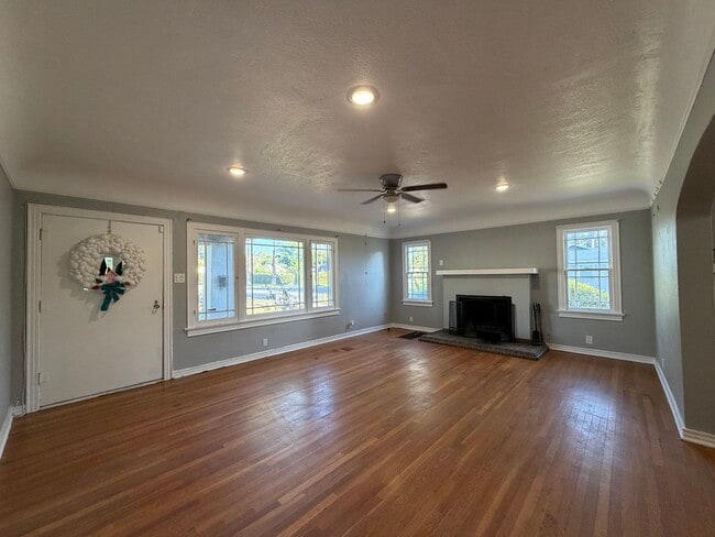 Living room, 15'x20'