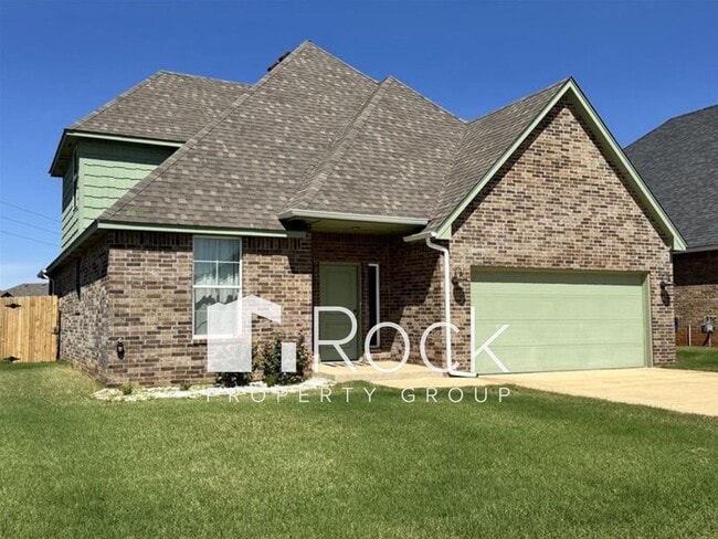 Building Photo - Spacious 3-Bedroom Home with Designer Kitc...