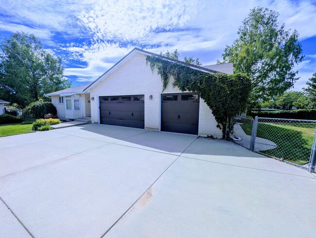 1504 Spring Ln