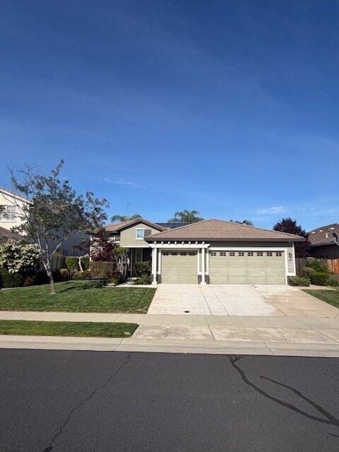 Photo - Beautiful 4 Bedroom with a large Pool! Located in Roseville close to a park!