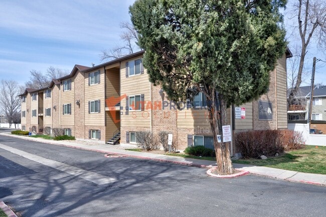 Building Photo - 887 Cedar Pine Ct Unit #21