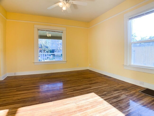 Photo - Adorable 3bdrm Home in Great Neighborhood! Lovely Yard!