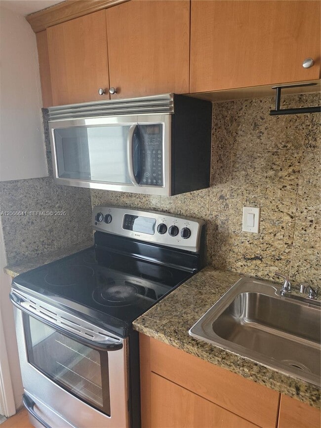 Building Photo - 1500 SE 15th St Unit 318
