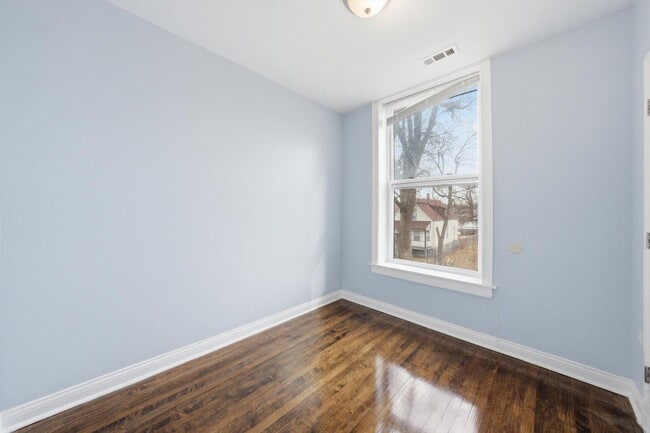 Photo - 7242 S May St