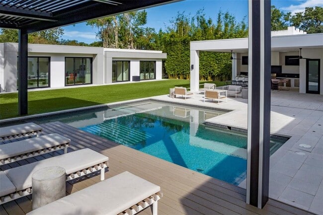 Photo - 3260 Lake Shore Dr