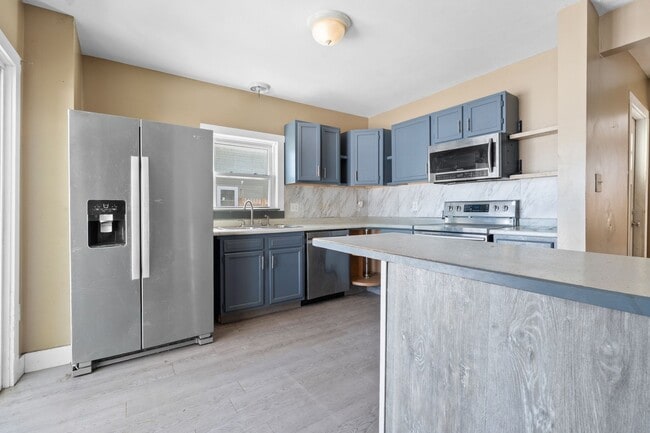 Building Photo - 3/4 Bedroom 2 Bath Condo For Rent