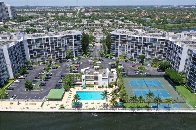Photo - 800 Parkview Dr