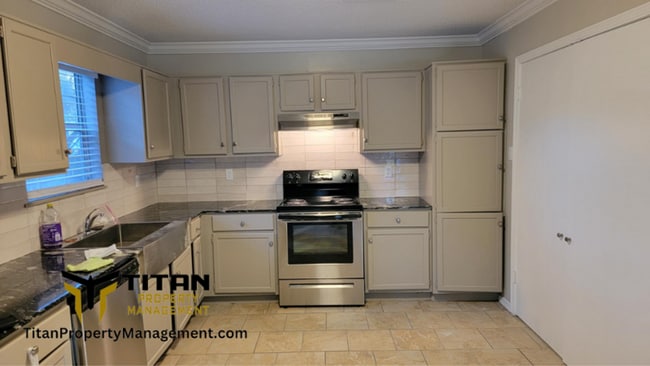 Building Photo - Remodeled 2Bed/1Bath Apartment Unit 2015 Sagecrest St. Apt A