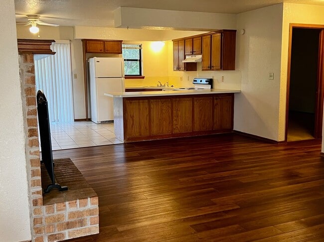 Photo - Half duplex in a fantastic location!